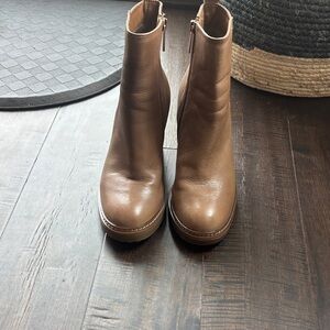 Cute taupe/Brown Leather Ankle Booties